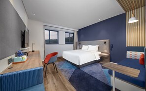 Phòng Tiêu chuẩn, 1 giường cỡ king (Low Floor) | Két bảo mật tại phòng, bàn, phòng cách âm, bàn ủi/dụng cụ ủi quần áo 