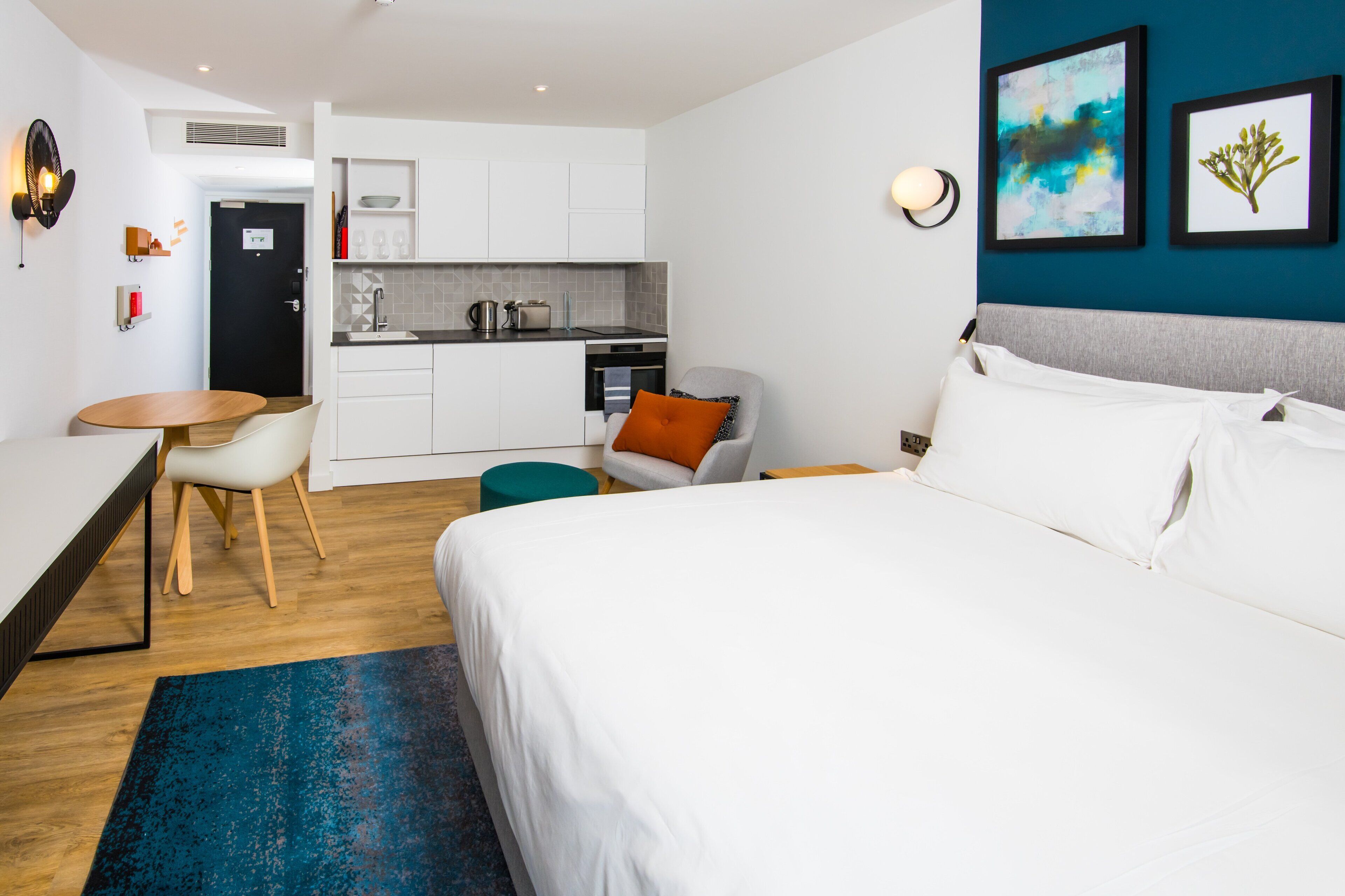 studio suite, 1 king bed, kitchen | 1 bedroom, individually decorated, individually furnished, desk