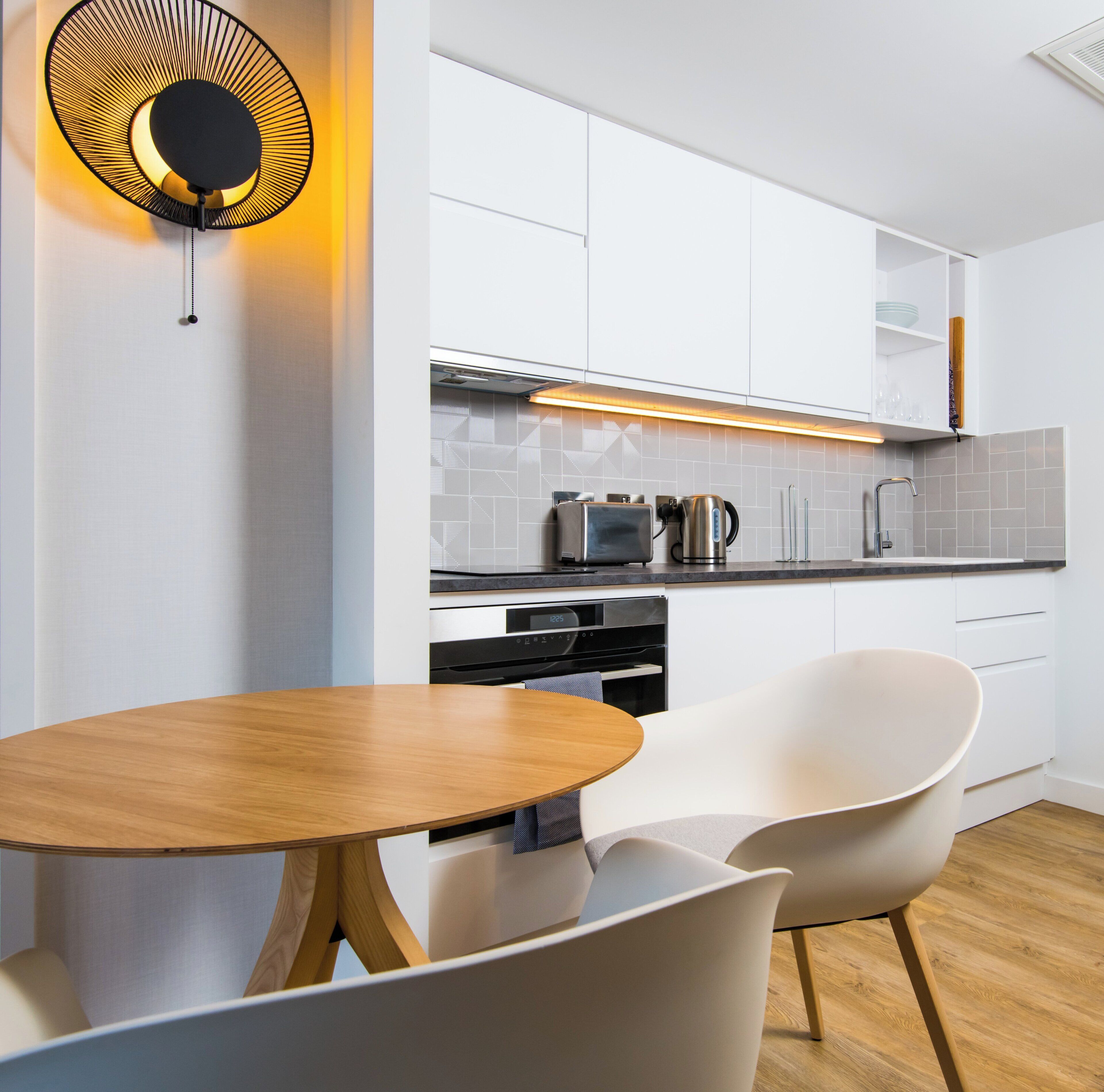 Een bureau, geluiddichte muren, gratis wifi, individueel gedecoreerd