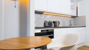 Een bureau, geluiddichte muren, gratis wifi, individueel gedecoreerd