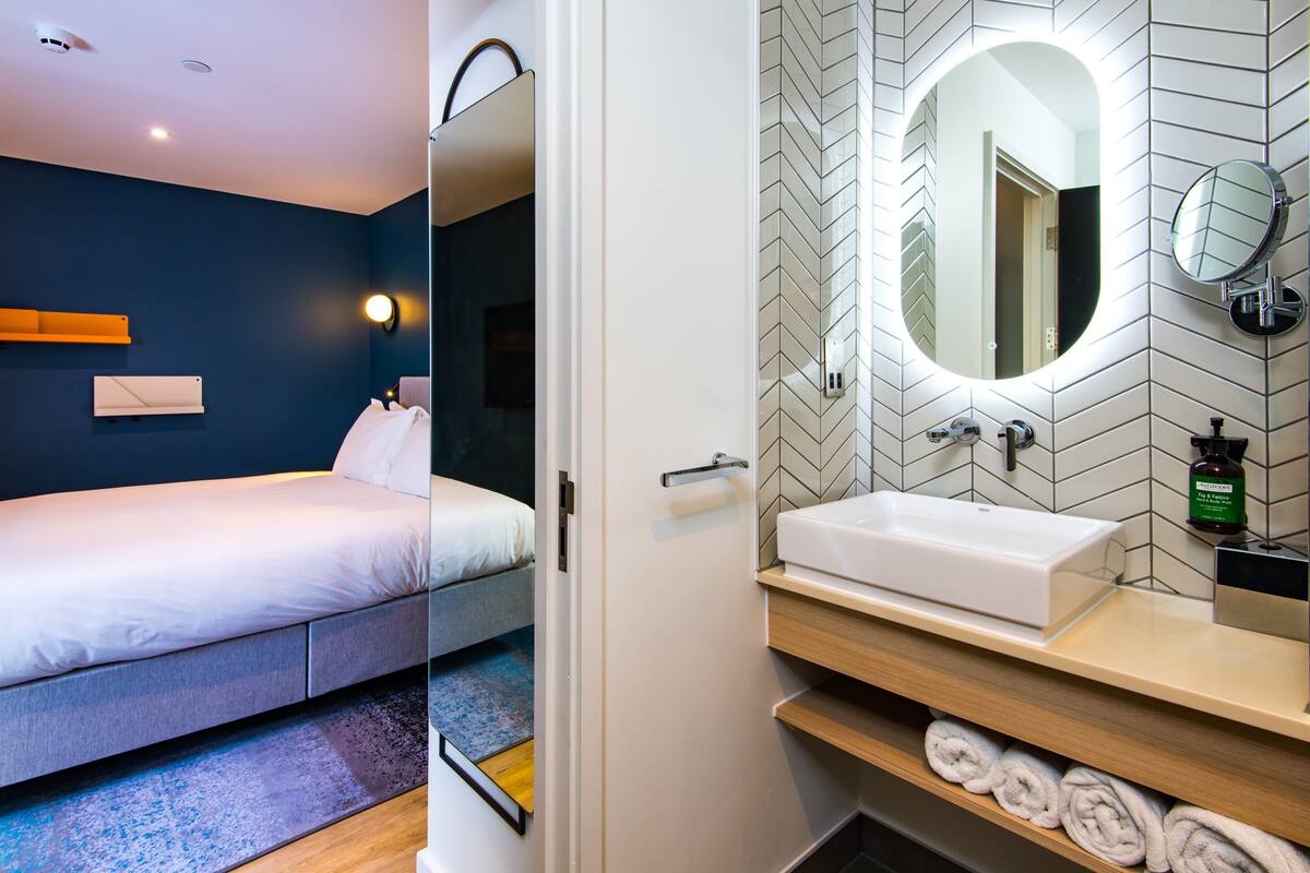 1 bedroom, individually decorated, individually furnished, desk