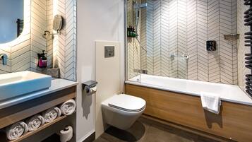 Combined shower/tub, towels