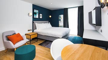 Studio Suite, 1 King Bed, Kitchen | Desk, soundproofing, WiFi (free), individually decorated
