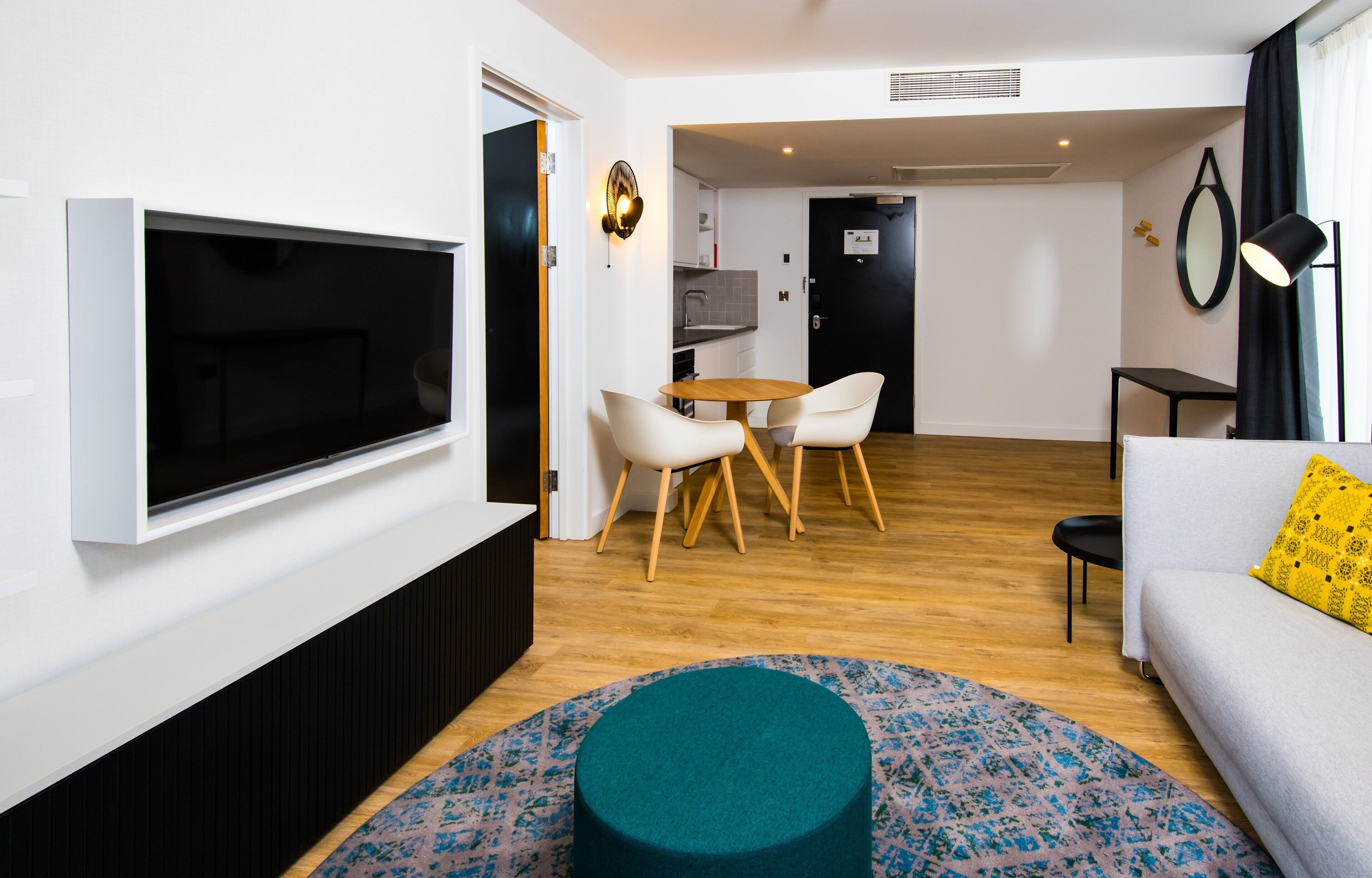 بديكورات فريدة لكل غرفة وطراز فريد لكل وحدة ومكتب وتجهيزات عازلة للصوت