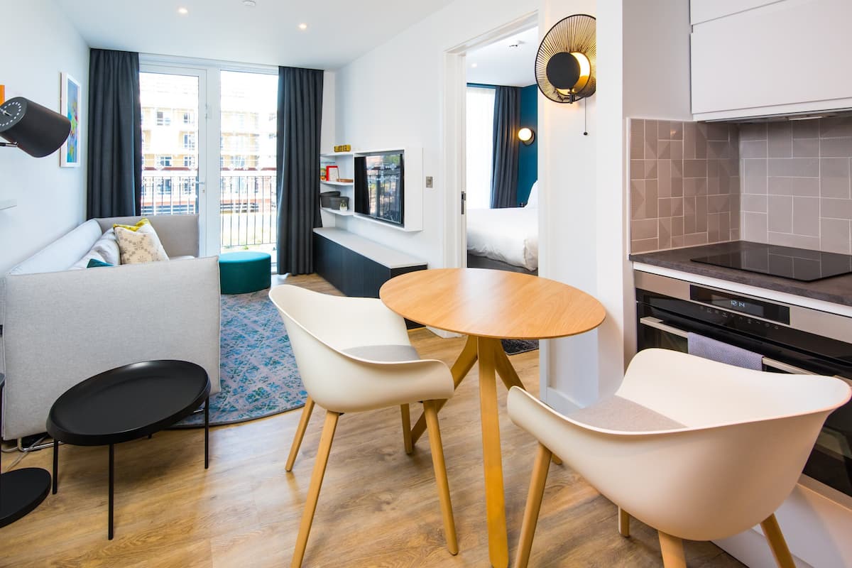 studio suite, kitchen | 1 bedroom, individually decorated, individually furnished, desk