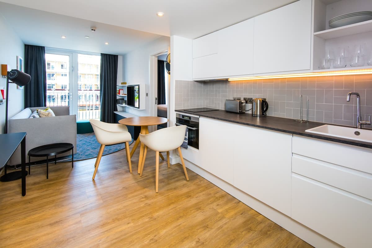 suite, 1 bedroom, kitchen (east dock view) | private kitchen | electric kettle