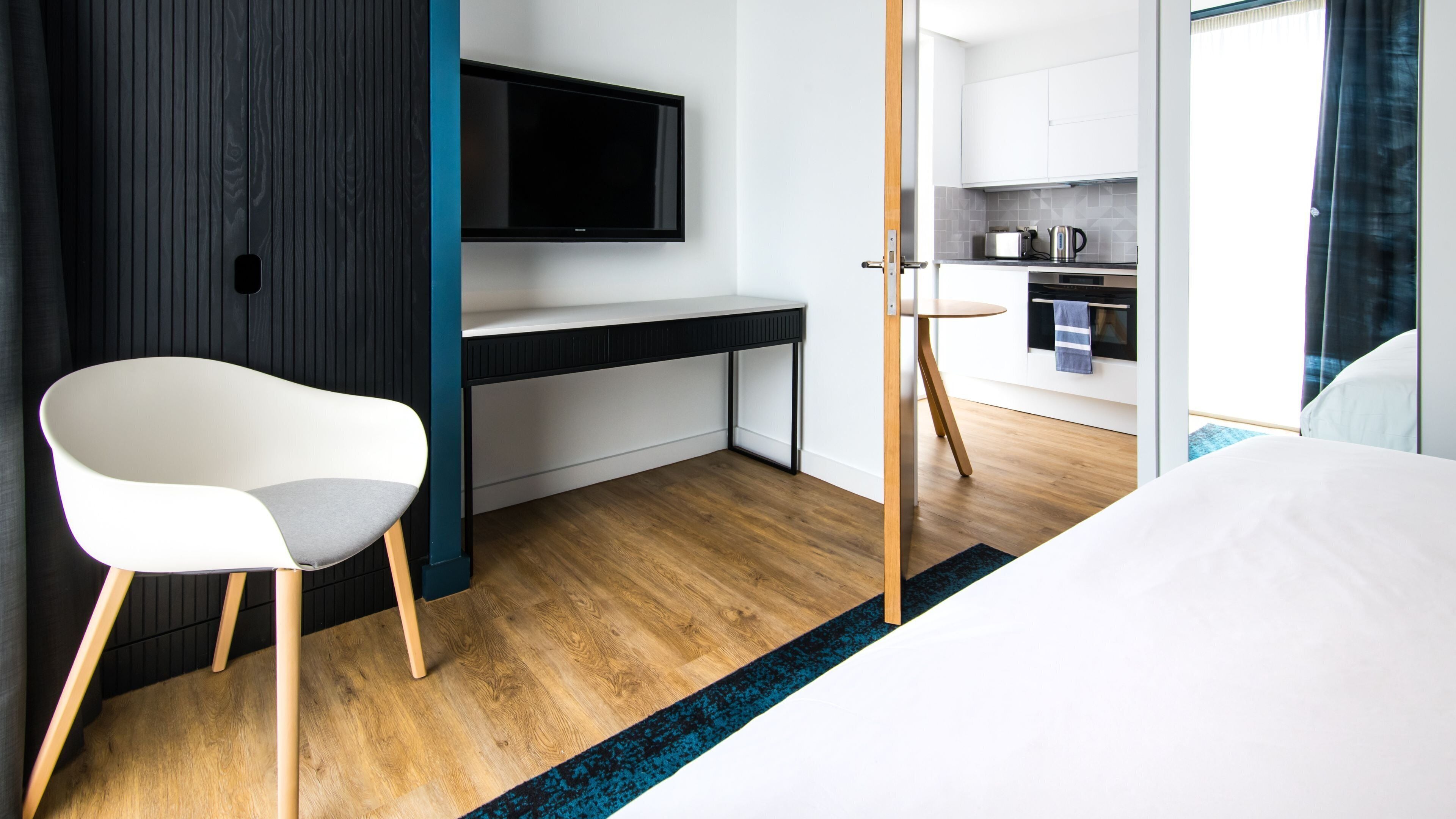 Trang trí khác biệt, trang bị nội thất với thiết kế riêng biệt, bàn 