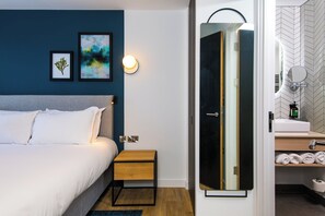 Individually decorated, individually furnished, desk, soundproofing - Staybridge Suites Cardiff by IHG (Cardiff)