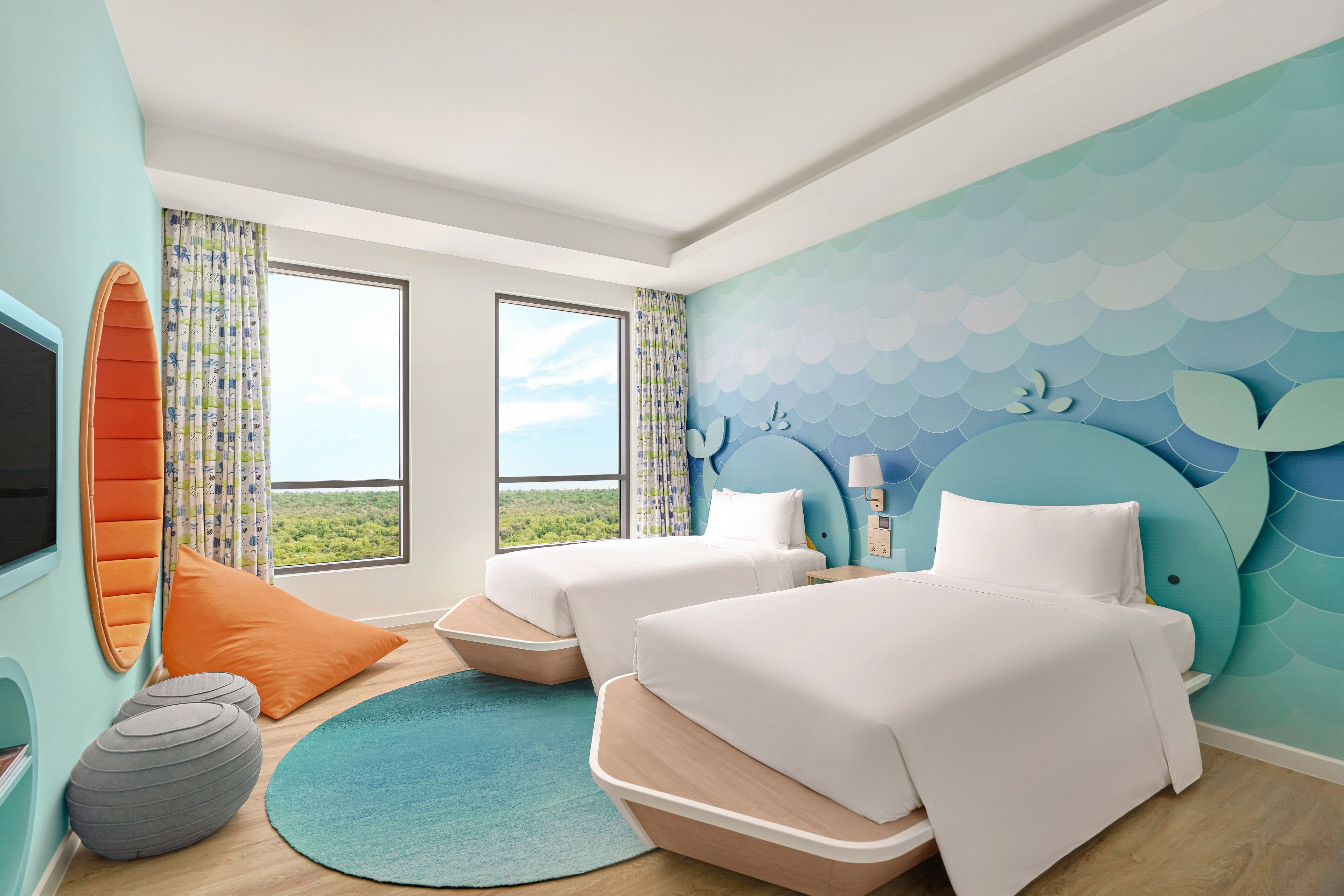 Habitación de hotel moderna con dos camas, un ventanal grande y vistas al paisaje.
