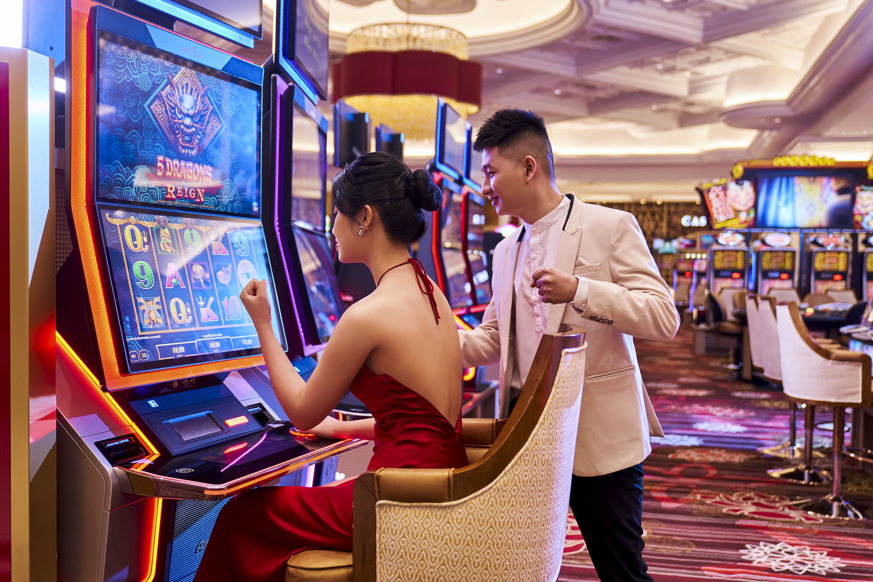 Un casino con máquinas tragamonedas y una mujer jugando.