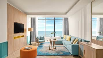 Suite, 2 slaapkamers, roken, uitzicht op zee | Een kluis op de kamer, een bureau, verduisterende gordijnen