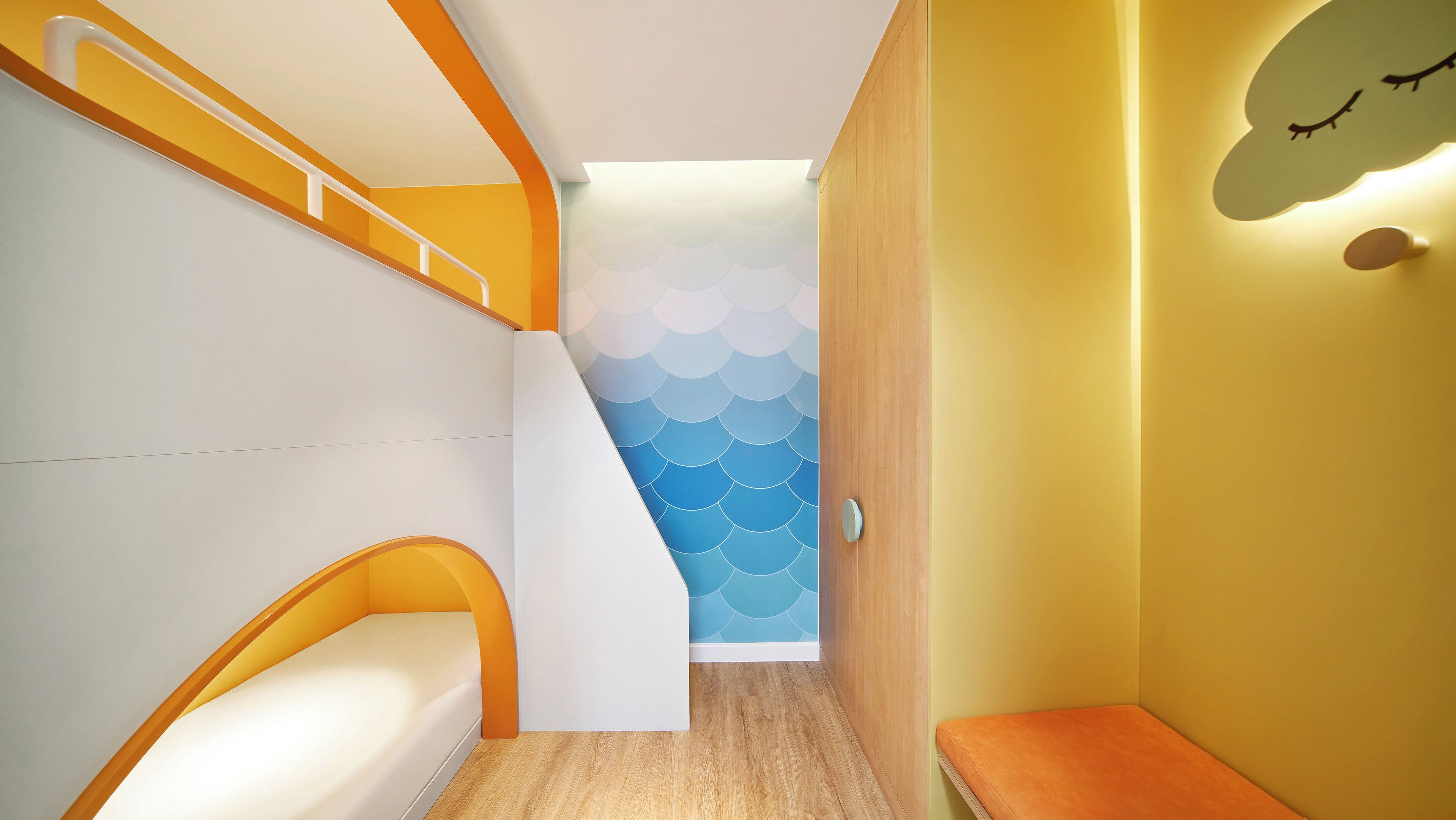 Un dormitorio infantil con literas, una escalera y una pared con diseño de olas.