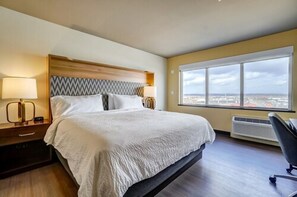 Standard Room | In-room safe, desk, soundproofing, iron/ironing board - Holiday Inn Gatineau - Ottawa by IHG (Gatineau)