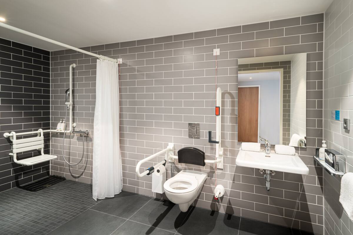 standard room, 1 queen bed, accessible (extra floor space) | bathroom | shower, free toiletries, hair dryer, towels