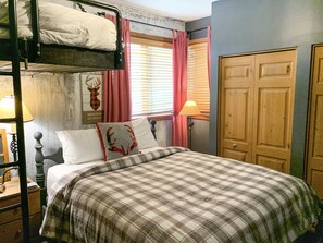 4 bedrooms, desk, iron/ironing board, free WiFi