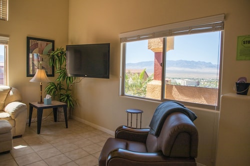 A Desert Oasis with a View - Prime Location for Golfers!