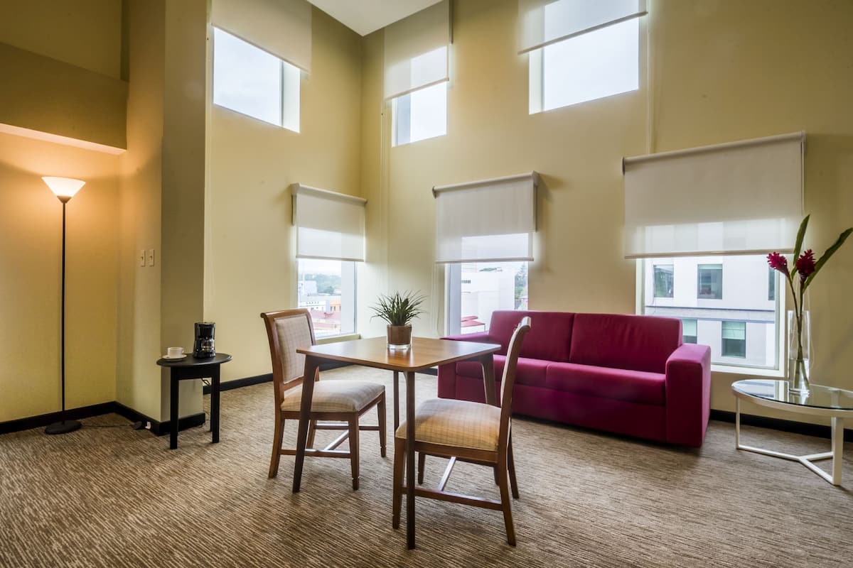 Deluxe Suite, Ensuite | Living room