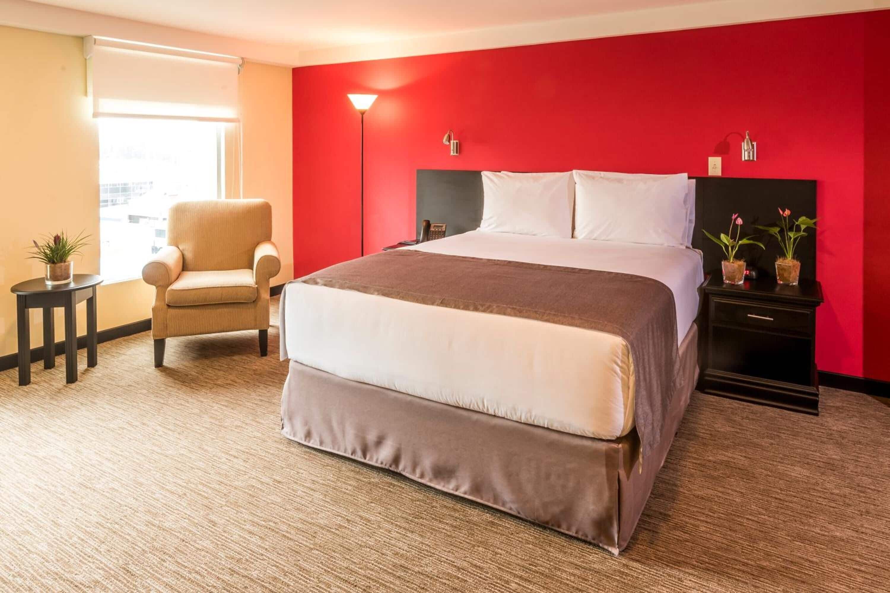 Chambre supérieure double, salle de bain attenante | Minibar, coffre-fort, espace de travail pour ordinateurs portables