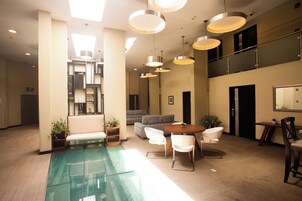 42-英寸纯平电视 （配备有线频道）、电视