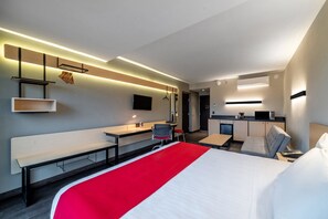 Desk, laptop workspace, blackout curtains, soundproofing - City Express by Marriott Lagos De Moreno (Lagos de Moreno)