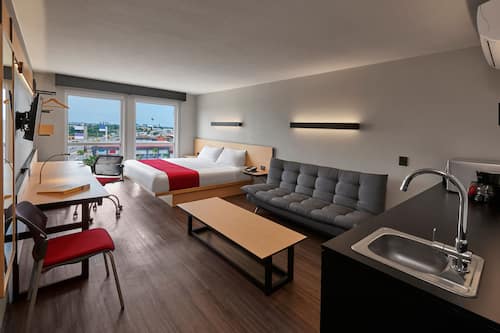 Superior Room, 1 King Bed | Desk, laptop workspace, blackout drapes, soundproofing