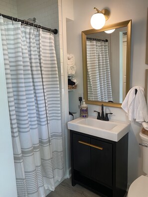 Douche, séchoir à cheveux, serviettes fournies, savon