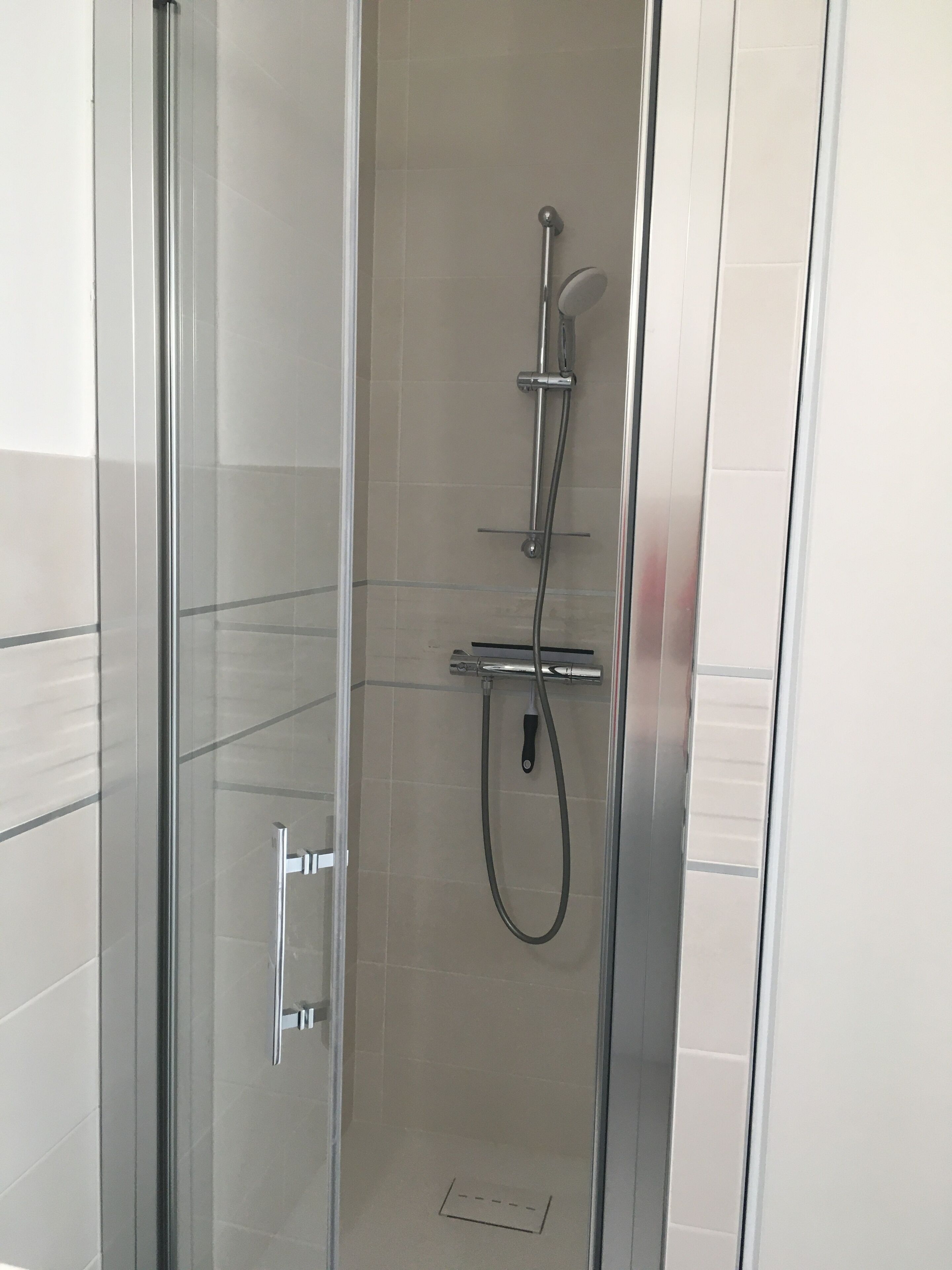 Douche, sèche-cheveux