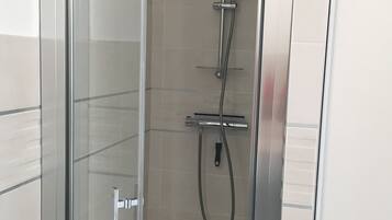 Douche, sĂšche-cheveux