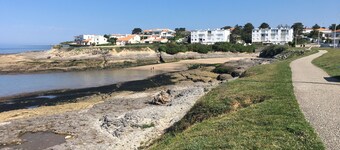 T2, entièrement refait en 2021 à 100m de la mer. Petite résidence très calme.