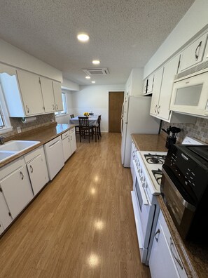 Fridge, microwave, oven, stovetop - Clam Lake Access - sleeps 10. Close to Torch  Lake. Between Bellaire and Alden (Bellaire)