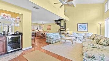 Condo, varias camas, patio | Sala de estar | Televisión