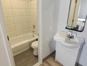 Bañera, toallas, jabón, shampoo
