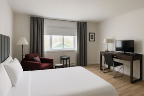 Standard Room, 1 Queen Bed | Desk, laptop workspace, soundproofing, free WiFi - Hotel Sigma (Val-d'Or)