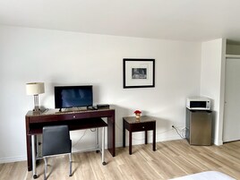 Escritorio y espacio para trabajar con laptop 