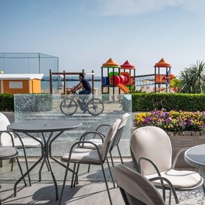 تناول الطعام بالخارج