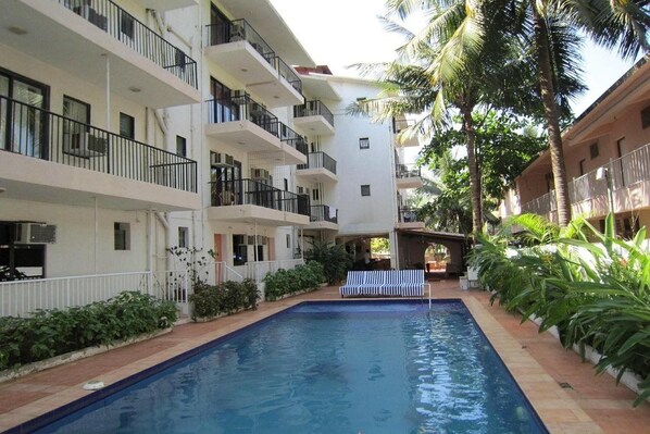 Hồ bơi ngoài trời