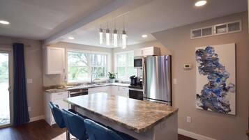 Réfrigérateur, four à micro-ondes, un four, surface de cuisson