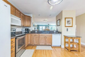 Kylskåp, mikrovågsugn, ugn och spishäll