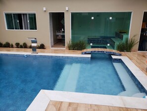 Piscine couverte, piscine extérieure