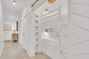 4 Schlafzimmer, Schreibtisch, Bügeleisen/Bügelbrett, kostenloses WLAN