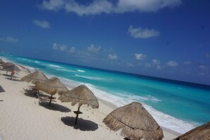 Privat strand och vit sandstrand