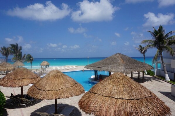 Outdoor pool - New Beachfront PH at Brisas By The Spot (Cancun)