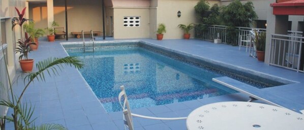 Outdoor pool - The Ambassadors Hotel (Lagos)