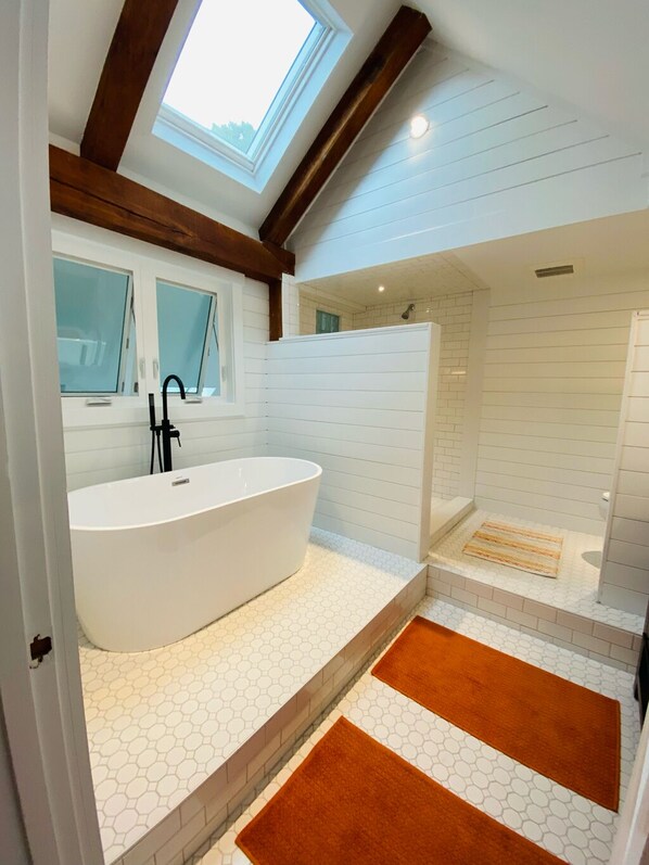 Combined shower/bathtub, hair dryer, towels, soap