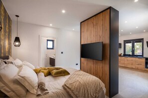 6 bedrooms, iron/ironing board, free WiFi, bed sheets