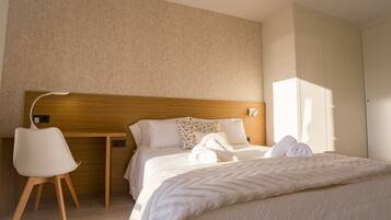 2 slaapkamers, een bureau, een strijkplank/strijkijzer, wifi