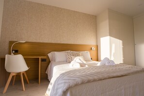 2 bedrooms, desk, iron/ironing board, WiFi