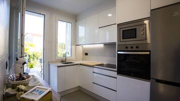 Een koelkast, een magnetron, een oven, een kookplaat