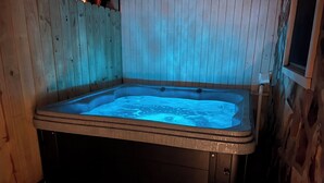 A hot tub with a wooden exterior, set against a wooden wall. - Stay In Ohiopyle, Hot tub & Pool Table - Closest to the GAP trail (Ohiopyle)