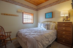 2 bedrooms, free WiFi, bed sheets - Stay In Ohiopyle, Hot tub & Pool Table - Closest to the GAP trail (Ohiopyle)